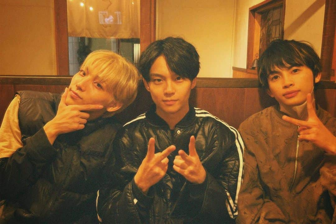 上村謙信/KENSHINのインスタグラム：「福井公演ありがとうございました！ 恐竜バイブス最高でした🦕 明日は富山！ よろしくねっっ  #ONENONLY #ワンエン47 #かわいい3人組」