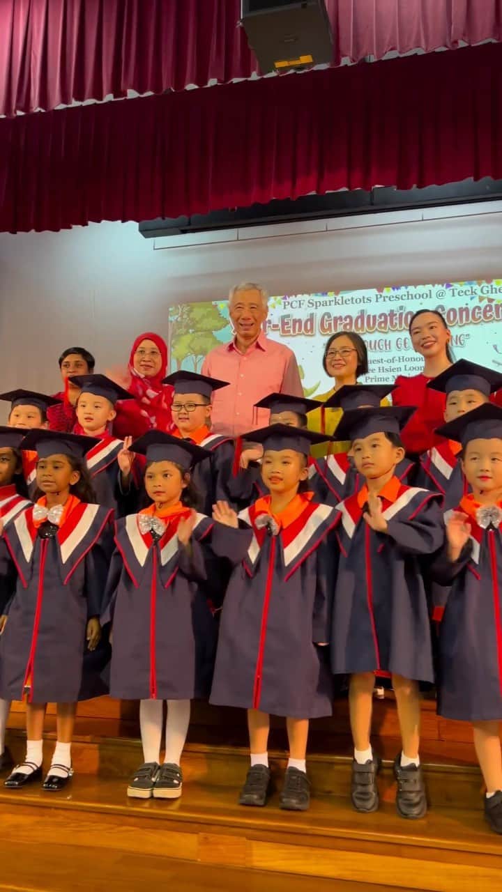 リー・シェンロンのインスタグラム：「Congratulations to all students from PCF Sparkletots Preschool @ Teck Ghee on their graduation today! 🎓🎓  I thank our principals, teachers, and staff for the dedication and hard work that they have put into educating and taking care of our children. Parents and family members play an essential role too in our children’s learning journey, in supporting our educators and for inculcating the right values and mindsets in our kids.   Attending the graduation ceremony of our young ones is one of my most joyous duties as an MP! This year’s concert performance theme, “The Tough Get Going”, is a meaningful one. As our students embark on a new chapter in their education, I hope they will stay strong during difficult times, and overcome all challenges with resolve. I wish them all the best! – LHL  (PMO Video by Jeline Chia)」