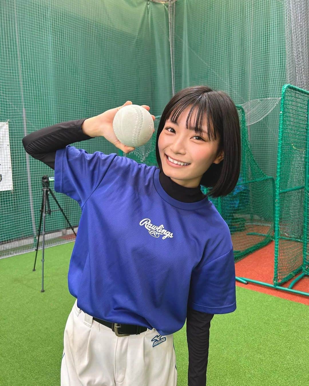 日高里緒のインスタグラム：「お知らせ  なんと！ めちゃめちゃ嬉しいお知らせです✨ 野球YouTuber向さんの動画に 出演させていただきました⚾️  ほぼ4年ぶりにこうして本格的に ソフトボールしました！  やっぱり相手がいるピッチングは ほんまに楽しいなぁと改めて思いました！  向さんをはじめたまきさん、ゆーぽんさん むらさわさんみなさん本当にお優しくて… とっても楽しい撮影でした！！！  画面越しでもりおのわくわくぶりが 伝わってるんじゃないかなと思います！笑  このあと３日間ぐらい筋肉痛でした…笑  ほんまに楽しかった！！！ またやりたい！！！  前編後編と公開されるみたいなので 是非楽しみにしていてくださいっ！⚾️  また出演できますように！⚾️🔥  #野球 #ソフトボール #ピッチング」