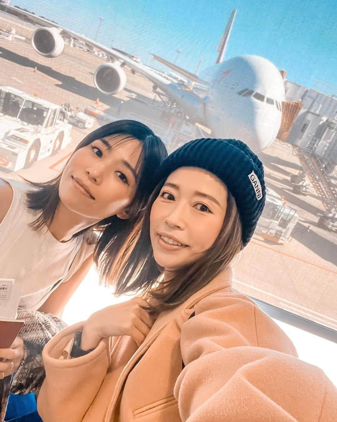 RENA のインスタグラム：「昨日から韓国入りしました🇰🇷✈️  今回はお仕事です✊  韓国やアジア多国の方々と交流や、フェスでパフォーマンスをさせて頂きます🔥  アンナが書いていたので気付いていると思いますが、実はFlareとして来ています🙏  あれから7年くらい経ったような気がします。  オファー頂いてから悩みましたが、  長年のブランクで全て０に近いくらいの自分と、年齢も重ねてしまったしw、それに自分の事に時間が作れるか不安な今の自分の生活と色々と問題山積みでしたが、  アンナと話し合い受ける事にしました。  当時レコード会社と契約してメジャーデビューに向けて付けてもらってから長年お世話になっていたボイストレーニングの先生に連絡し、またお願いして週２回通い必死に感覚を戻していき、並行して朝からスタジオリハに入り、仕事が終わって帰宅して0時を過ぎてから疲れて眠くてフラフラだったけど自主練をして。  仕事忙しくて自主練出来ず１日が終わり翌日になりそんな自分に嫌気がさす日もあったけどw  そんな2ヶ月を過ごし今韓国で韓国チームの皆様にとても温かく迎えて頂き貴重な時間を過ごしています✨  1分１秒無駄にせずしっかり吸収して成長して帰国したいと思います🫶  １日目は、成田まで２時間→フライト２時間半→移動３時間→会食🍣そんな感じでほぼ移動で一日が終わりw✊  とにかくスケジュールがタイト過ぎて息つく暇も無いのでw 雑ですがストーリーでちょいちょい更新していますが、また今日の事は明日書きます🫰  では、おやすみなさい🌟  #flare #sisters #departure #koreatravel #work #trip #goingup #姉妹 #復活 #韓国旅 #仕事女子 #青春をもう一度 #珍道中再び」