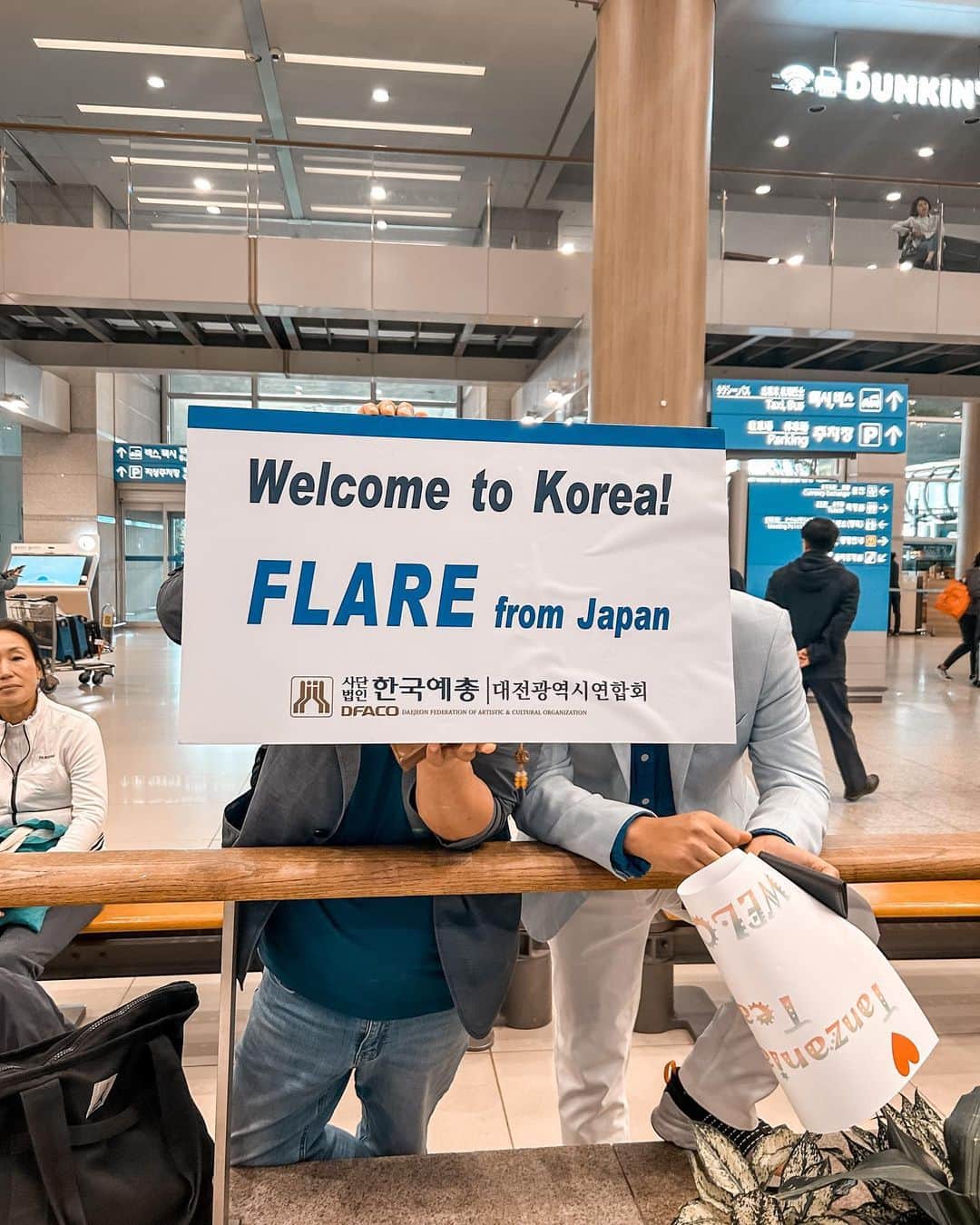RENA さんのインスタグラム写真 - (RENA Instagram)「昨日から韓国入りしました🇰🇷✈️  今回はお仕事です✊  韓国やアジア多国の方々と交流や、フェスでパフォーマンスをさせて頂きます🔥  アンナが書いていたので気付いていると思いますが、実はFlareとして来ています🙏  あれから7年くらい経ったような気がします。  オファー頂いてから悩みましたが、  長年のブランクで全て０に近いくらいの自分と、年齢も重ねてしまったしw、それに自分の事に時間が作れるか不安な今の自分の生活と色々と問題山積みでしたが、  アンナと話し合い受ける事にしました。  当時レコード会社と契約してメジャーデビューに向けて付けてもらってから長年お世話になっていたボイストレーニングの先生に連絡し、またお願いして週２回通い必死に感覚を戻していき、並行して朝からスタジオリハに入り、仕事が終わって帰宅して0時を過ぎてから疲れて眠くてフラフラだったけど自主練をして。  仕事忙しくて自主練出来ず１日が終わり翌日になりそんな自分に嫌気がさす日もあったけどw  そんな2ヶ月を過ごし今韓国で韓国チームの皆様にとても温かく迎えて頂き貴重な時間を過ごしています✨  1分１秒無駄にせずしっかり吸収して成長して帰国したいと思います🫶  １日目は、成田まで２時間→フライト２時間半→移動３時間→会食🍣そんな感じでほぼ移動で一日が終わりw✊  とにかくスケジュールがタイト過ぎて息つく暇も無いのでw 雑ですがストーリーでちょいちょい更新していますが、また今日の事は明日書きます🫰  では、おやすみなさい🌟  #flare #sisters #departure #koreatravel #work #trip #goingup #姉妹 #復活 #韓国旅 #仕事女子 #青春をもう一度 #珍道中再び」10月14日 22時52分 - rena_flare
