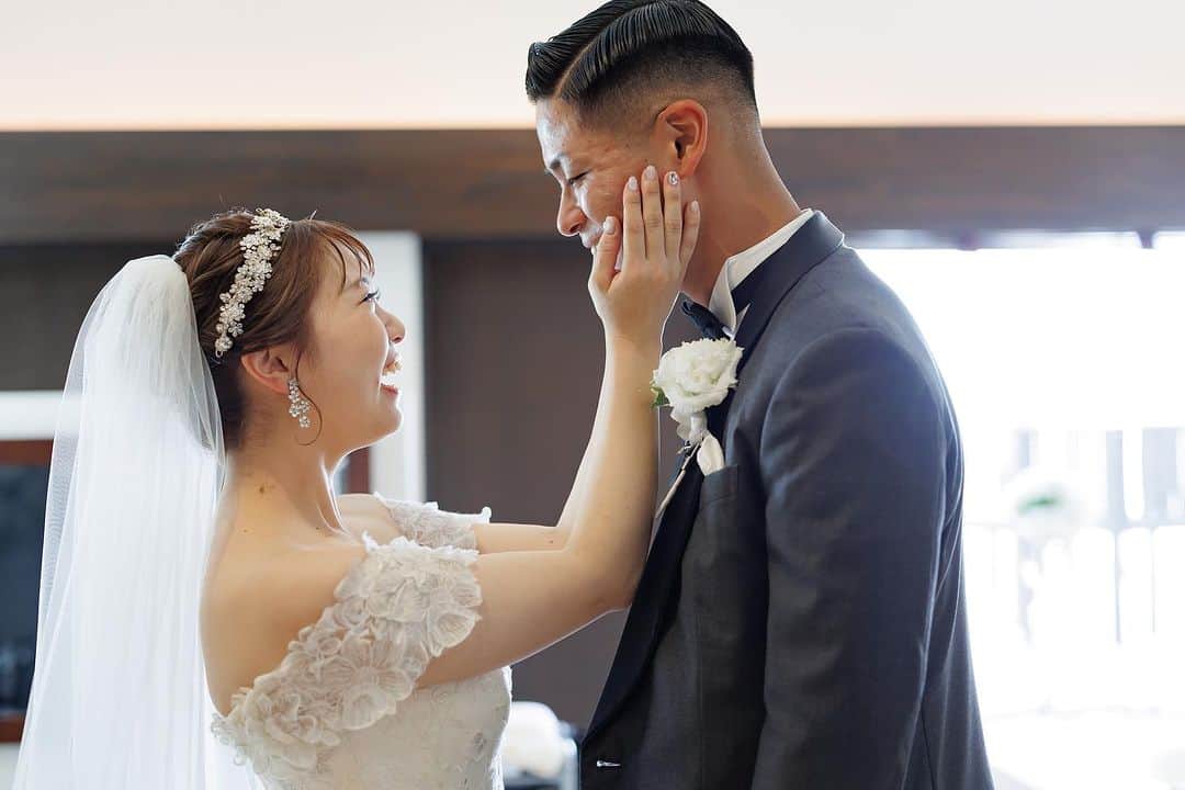 のインスタグラム：「挙式前…緊張するおふたり  だけれど楽しみの方が強くて ゲストに会えるワクワクと 何とも言えない緊張でドキドキする  ゲストに見せるなら 緊張顔も新鮮でいいけれど できる限り笑顔がいい  大丈夫 集まるゲストはおふたりの大好きな人たちばかり 支えてくれた皆様へ最高の笑顔を  さぁ挙式のはじまりはじまり  ____  新郎新婦のリアルなお声や こだわりポイントなどを 公式HPに掲載しております  ヒルズスィーツのTOPページより ぜひご覧くださいませ♡ @hillssweets_wedding  ___  #プレ花嫁 #結婚式 #日本中のプレ花嫁さんと繋がりたい #ウエディング #結婚式場 #全国のプレ花嫁さんと繋がりたい #結婚式場 #wedding #フィオーレビアンカ #fiorebianca #宇都宮結婚式場 #栃木結婚式場 #ヒルズスィーツ宇都宮ブリーズテラス #ヒルズ」