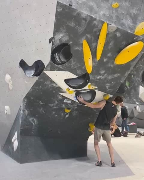 ヤン・ホイヤーのインスタグラム：「A couple fun boulders from @boulder_bundesliga qualis @betaboulderhallehannover  . Finals start at 6pm  . Live stream link in my story」