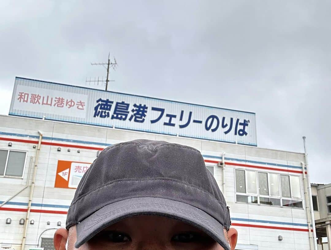 HIROさんのインスタグラム写真 - (HIROInstagram)「今日は四国🫡  そしてギリギリ帰りのフェリー🛳️に間に合った🤗  ３時間に１本くらいやから助かった🤩  #四国 #徳島フェリー #仕事 #楽屋弁当 #帰り道」10月14日 22時48分 - hiro19770420