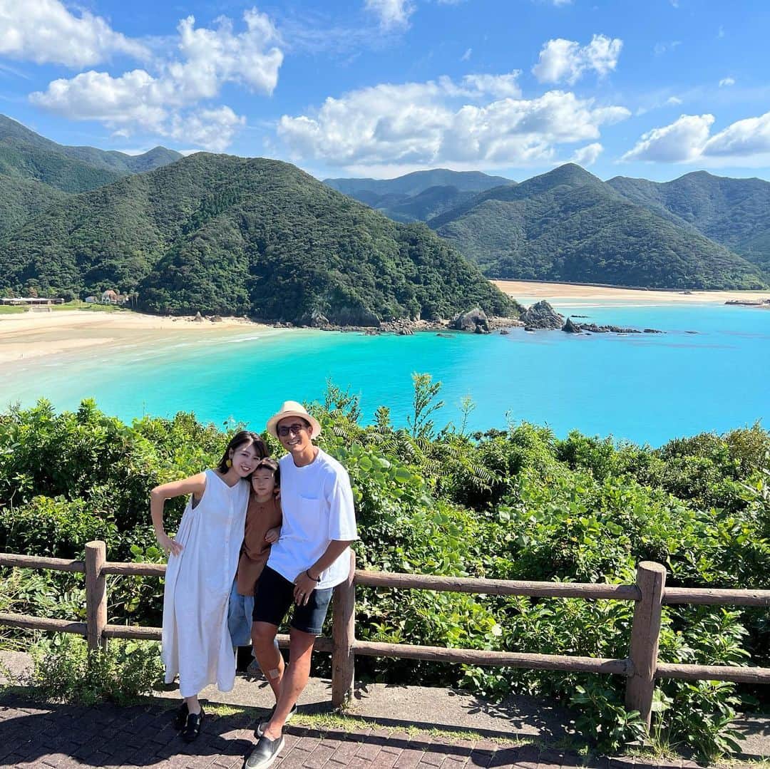 都倉賢さんのインスタグラム写真 - (都倉賢Instagram)「五島は、もはやどこを切り取っても絶景すぎました！  「百聞は一見にしかず」  五島の素晴らしさは色々な人から聞いたり、SNSを通して知っていましたがやはり生の体験や経験に勝るものはないなと改めて感じました。  子育てにおいても親として子供の体験や経験を大切にし、そこから得られる好奇心の芽を摘まないようにしたい！  そしてその好奇心を大切にし、子供が好奇心の芽を育める環境づくりを親としてサポートする！  そんなことを大切にしていきながら、これからも親子で共に楽しむ体験や経験をしていきたいと思います。  最高かよ！五島！  #そろそろ五島の観光大使にの依頼来るはず #むしろ来なかったらどーかしてるぜ #ひき肉です #とりあえず言ってみたかった #流行りにのってみたかった #とにかく #五島列島  #いや #五島 #最高かよ」10月14日 22時50分 - tokuraken