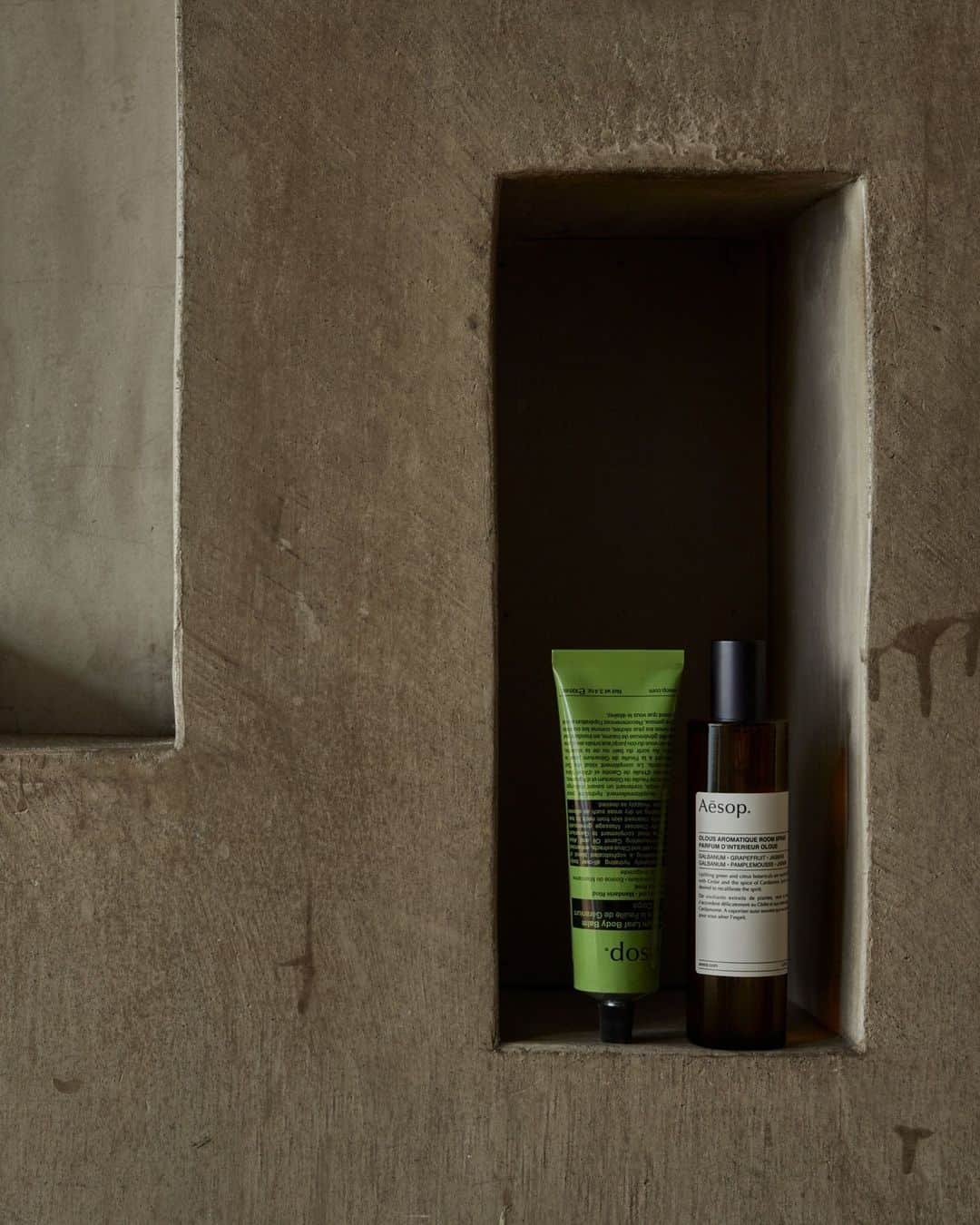 イソップのインスタグラム：「Secreted away in discreet nooks around the home, formulations like these offer aromatic sustenance as well as a moment of quietude. A body balm for skin in need of hydration and a room spray to brighten familiar spaces, their presence allows for pleasing interludes in otherwise routine days.」
