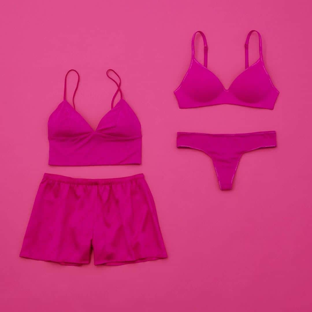 のインスタグラム：「Wake up—in your own pink world. Embrace the color of the year by slipping into fuschia, sliding into magenta, and spritzing on berry.」