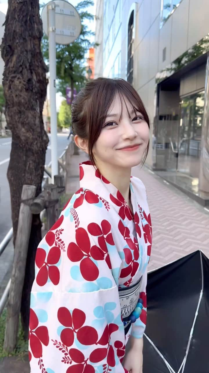 茄子はるのインスタグラム：「次は何色の浴衣着ようかな🌛🤍🪽  何色みたい？？ 個人的には深緑とか着たい🫶🏻🫶🏻  ・  #reels #japanlife  #yukata #idol #黒髪 #着物ヘア  #浅草  #食べ歩き」