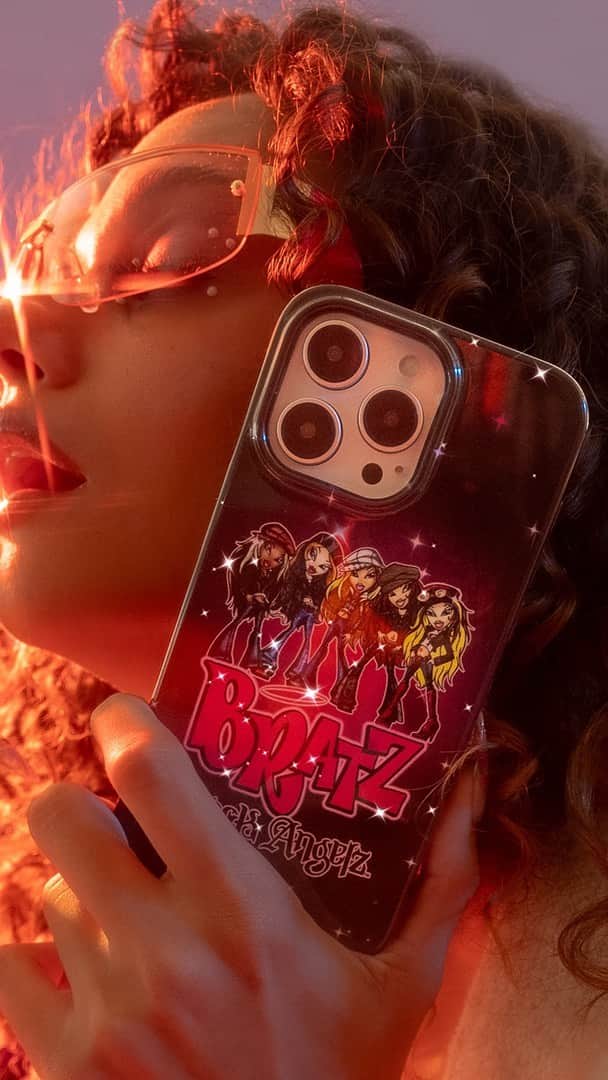 VELVETCAVIARのインスタグラム：「are you answering the call?# ☎️ 💋#bratzxvelvetcaviar」