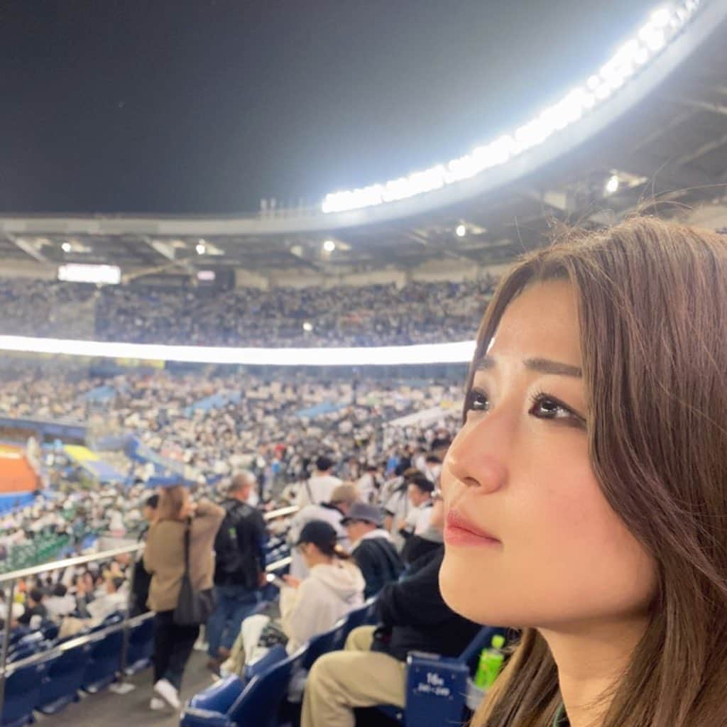 河野万里奈さんのインスタグラム写真 - (河野万里奈Instagram)「#クライマックスシリーズ  初戦 千葉ロッテvs.ソフトバンク🕊️🐥  リリーフ陣大好き人間としても見所満点の試合でした 両チームの執念の継投 ここでこの選手さんか！という起用やマウンドでの振る舞いひとつひとつに選手さんのここまでの戦いやトライ&エラーを勝手に感じてシビれたのです  そしてやっぱり現地観戦の醍醐味はテレビでは切り抜かれない推し選手の守備ルーティン 今日もウットリさせていただきました😭  毎日行きたいな球場に #野球 #野球好き」10月14日 23時01分 - marina_kawano