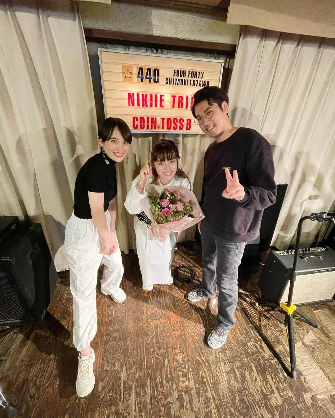 NIKIIEさんのインスタグラム写真 - (NIKIIEInstagram)「nikiie trio one-man live "Coin-toss B"  下北沢440、ありがとうございました❤️ 大切な時間、大切なスタートを過ごしました。熱くなったり、ニヤニヤしちゃったり、涙出ちゃったり。 本当は昨日、眠りにつく前から今があることは当たり前じゃないんだよなあってじんわり泣けてくるくらい。本当に素敵な人たちに囲まれていて、大好きな人たちが元気で幸せでいることが本当に幸せで。そんなところをじんわりループしてる心でした。  譜面がないトリオなのでその場の雰囲気で変わってったり目配せで尺が変わったり、誰かの音遊びで誰かの熱が上がったり、客席からのテンションで私たちのグルーブも変わったり。水の中を息しながら気持ちよく泳いでるみたいで。マジックな1日でした！ 紫陽花もやっと、べんじーと天国まで届けられたかなと、思っています💐ありがとう💐今日という日に居合わせてくれてありがとう💐  妹こと @ide_ayaka_official も私とずっといたから準備するの大変だったろうに😂こっそりサプライズケーキ用意しててくれた😭🍰本当にありがとうねええええ！！！！！！らぶ  今日のライブの配信アーカイブは10/20まで💐素敵なスイッチングで、サポートしてくださった @yoshihiro_hirabayashi さん、ありがとうございました🥹✨ たくさんの人に届きますように💐  https://twitcasting.tv/440_fourforty/shopcart/267246  明日は名古屋sunset BLUEへ！3人で向かいます💕また名古屋でね！」10月14日 22時57分 - nikiiejp