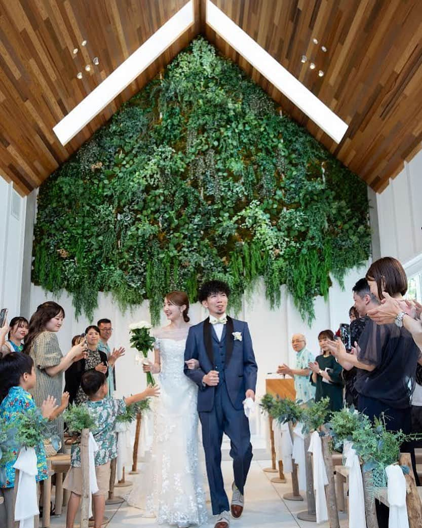 JUNO TENJINさんのインスタグラム写真 - (JUNO TENJINInstagram)「Real Wedding  weekendhouseにて 挙式を挙げられたお客様より 素敵なお写真が届きました🕊️  自然光あふれるチャペルに ドレスの繊細な刺繍と美しいシルエットが活きる ご新婦様の運命の一着  アットホームな雰囲気の会場と リーフモチーフのドレスに合わせて デニムのタキシードを選ばれたご新郎様  唯一無二のスタイルを楽しんでいただける空間に ぴったりのお二人のコーディネートが 魅力の一枚となりました🕊️  #junowedding  #juno  #wedding  #weddingdress #realwedding #ジュノ #インポートドレス福岡　 #ジュノウェディング  #ウェディングドレス #カラードレス  #ウェディングドレス迷子  #カラードレス迷子　 #ドレス試着  #運命のドレス探し  #プレ花嫁  #九州花嫁  #九州プレ花嫁  #福岡花嫁  #福岡プレ花嫁  #2023秋婚  #2023冬婚  #2024春婚  #junoの前撮り  #juno天神本店」10月14日 22時58分 - juno_tenjin