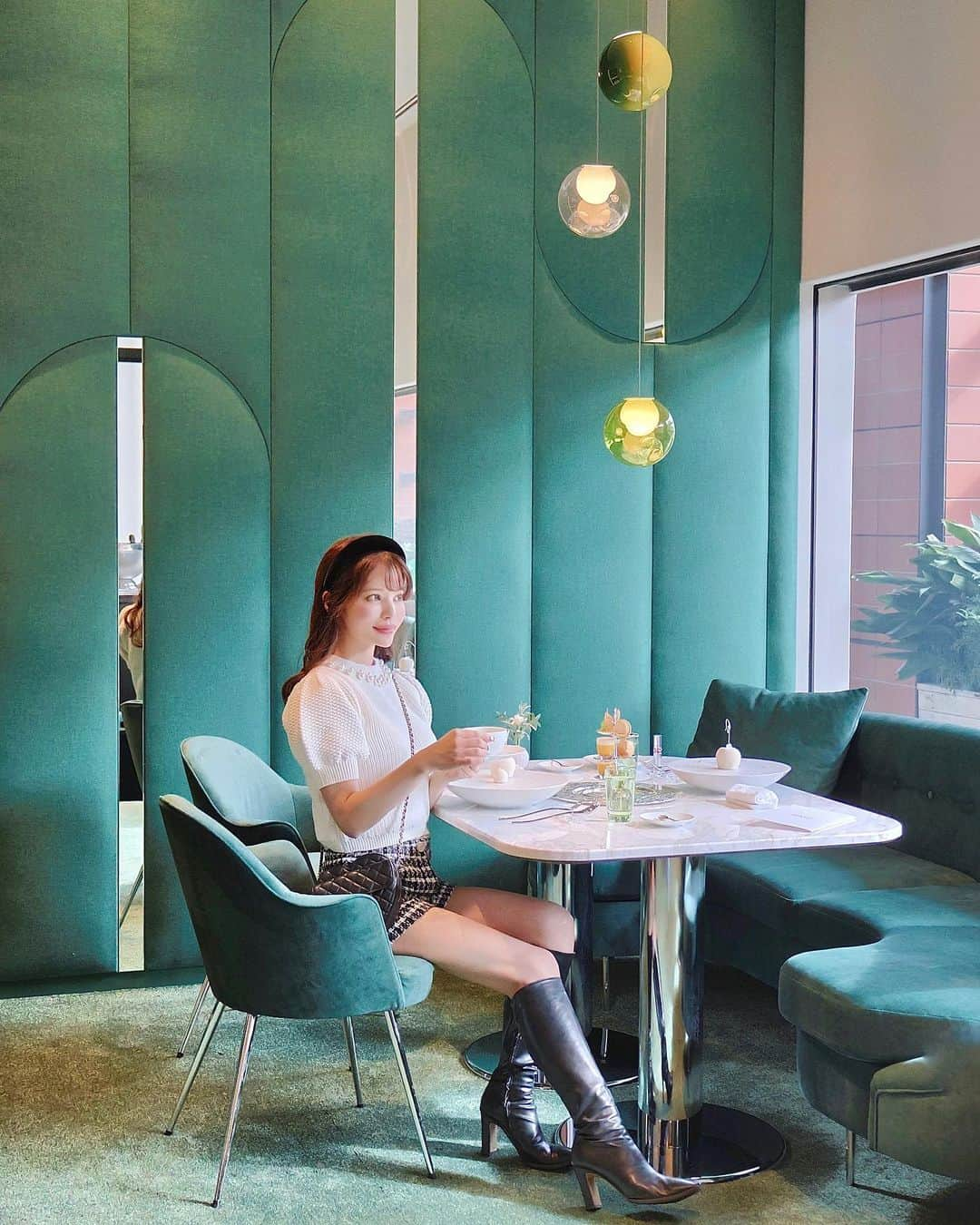 小沼瑞季さんのインスタグラム写真 - (小沼瑞季Instagram)「新しくできたばかりのレストラン 『Galerie ASAHINA』🍽️🌳 ⁡ グリーンの店内がおしゃれで素敵すぎた...💚 ⁡ セイボリーを中心としたお料理もとっても美味しくて スタッフの皆様も優しくて大満足でした🥀 ⁡ お友達のバースデー会🎂などにも とってもおすすめです🙆‍♀️🩷 ⁡ 【Galerie ASAHINA】 📍港区六本木6丁目12-2  六本木ヒルズけやき坂通り３F 1日３回start 12:00〜 15:00〜 19:00〜  tops #celford  pants #zara boots #acym bag #chanel ⁡ #galerieasahina #roppongihills #tokyocafe #ギャラリーアサヒナ #東京カフェ #六本木ヒルズ #六本木カフェ #アフタヌーンティー #みいきのカフェめぐり☕️🍰」10月14日 22時58分 - mizukikonuma