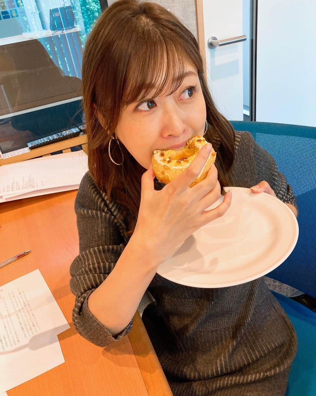 室谷香菜子さんのインスタグラム写真 - (室谷香菜子Instagram)「今日のもぐもぐtimeは 可愛すぎるドーナツたちでした♡  #HBCラジオ #おさんぽ土曜日 #田村美香 大先生 #いっぱい笑いました#笑い皺また増える #クリスピークリームドーナツ #tastyautumn #ハロウィン #🎃👻」10月14日 23時02分 - hbc_muroyakanako