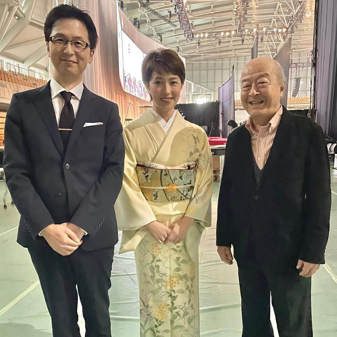 若村麻由美さんのインスタグラム写真 - (若村麻由美Instagram)「❣️ #いしかわ百万石文化祭2023 開会式に向けて、リハーサルがありました。 #池辺晋一郎 先生と久しぶりの再会♡面白ジョーク健在！ アタシは、NHKアナウンサー #松岡忠幸 さんに助けていただきながら、総合司会を務めます❣️ NHK金沢で生放送💦  📺2023年10月15日(日)14:20〜16:30生放送  NHK Eテレ金沢 『いしかわ百万石文化祭2023 開会式』 総合司会：若村麻由美・松岡忠幸  👘凡そ500年の歴史をもつ、石川の伝統工芸 #加賀友禅  図案作成、下絵、糊置、彩色、地染、蒸し、水洗など、各工程それぞれのプロフェッショナルがいらっしゃる🥰初秋の白山山麓の野に咲く花、アキノキリンソウ、ヤマハハコ、ヤナギランが描かれています。  #若村麻由美 #mayumiwakamura #石川県 #いしかわ総合スポーツセンター #国民文化祭 #全国障害者芸術文化祭  #百文祭 #文化絢爛  #アンバサダー #開会式 #総合司会 #着物 #加賀友禅」10月14日 23時05分 - mayumiwakamura_official