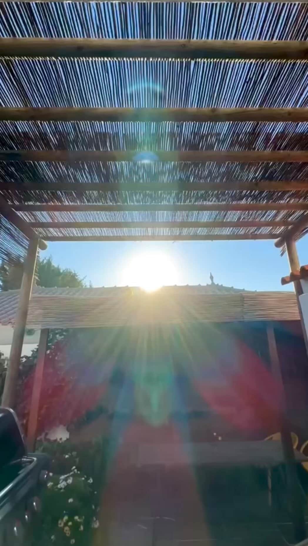 Rodrigo Hilbertのインスタグラム：「Eu só tinha algumas madeiras, parafusos e um sonho! 🪵🏠  Sábado ☀️ com um novo telhado pro nosso cantinho do churrasco aqui em casa, acho que ficou XONAAAADO, hein? 😎   #FaçaVocêMesmo #DIY #CantinhoDoChurrasco #RealizaçõesDIY #churrascoemcasa」