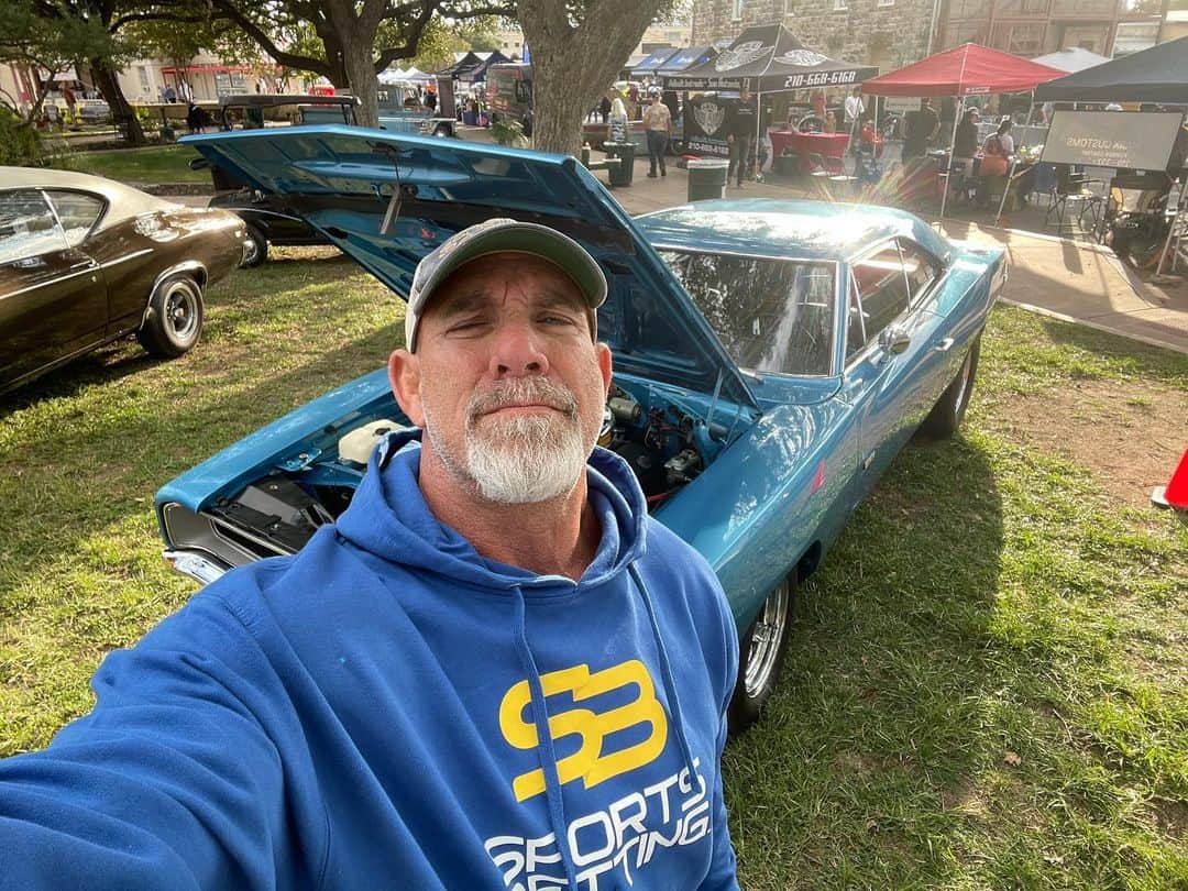 ビル・ゴールドバーグさんのインスタグラム写真 - (ビル・ゴールドバーグInstagram)「Whether you’re at a car show or parked on the couch for a day of college football remember one thing………. At some point, you gotta get off your ass and go to @sportsbettingag and make it rain 100’s!!!!!! #spear #jackhammer #whosnext」10月14日 23時10分 - goldberg95