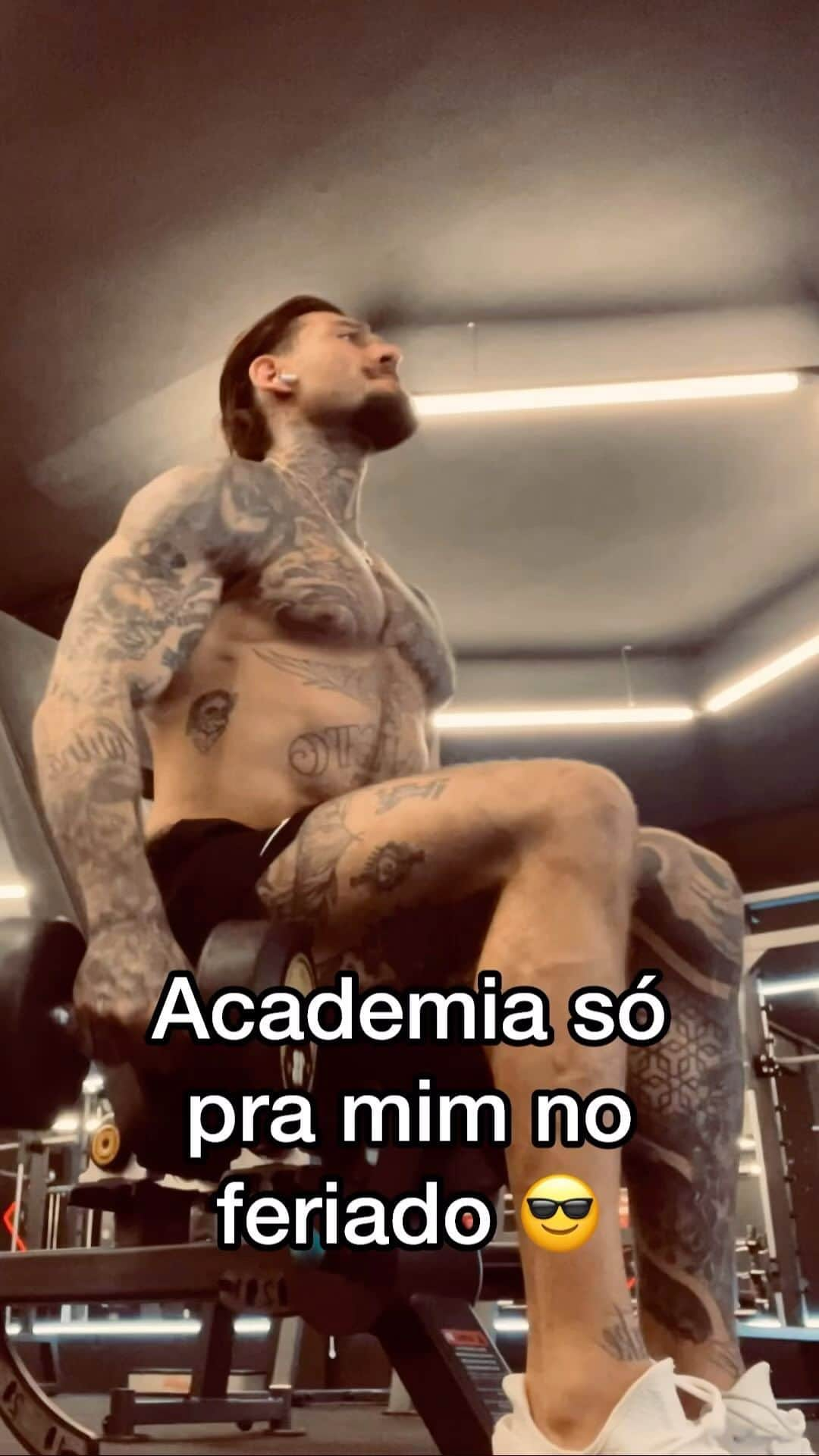 ルーカス・ルッコのインスタグラム：「Fiz um treino de ombros em uma das nossas unidades SKYFIT em Goiânia nesse feriado. Essa fica na T-63 ao lado do Mc Donalds (kkkk), tem uma variedade grande de máquinas e aparelhos ergométricos muito bem distribuídos em 3 andares climatizados, sala de dança/treinos coletivos e área pra treino funcional. Vc e sua família estão mais que convidados a conhecer não só essa como nossas outras academias no Goiás   1 - Skyfit Goiânia 2  2 - Skyfit T-63 Goiânia  3 - Skyfit Shopping Cerrado Goiânia 4 - Skyfit Aparecida de Goiânia  5 - Skyfit Anápolis」