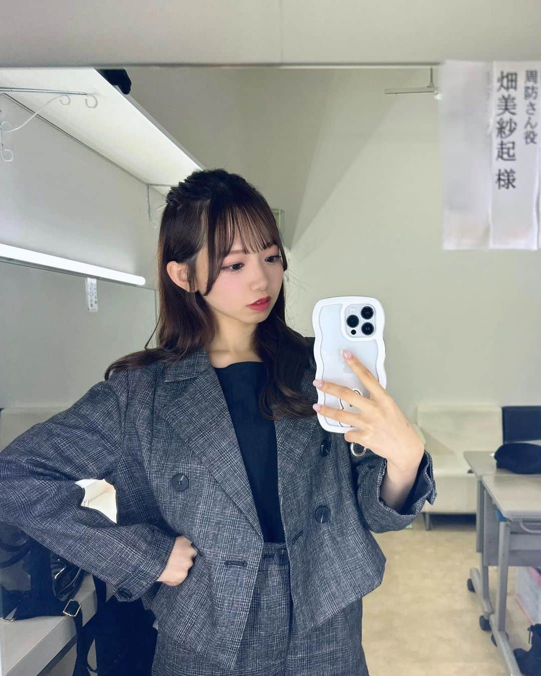 畑美紗起のインスタグラム：「本日舞台出演させていただきました☺️💕  カルネアデスの感触 🚢✨  周防さん役 編集長っていう、 私の中では今までになかった役👩🏻‍💻 かっこよくできてましたか？ どうだったでしょうか！？？？！  私史上過去一の長台詞があってヒヤヒヤしましたが とってもたのしめました📖  ご出席くださったみなさん ありがとうございました🥰🥰  ミステリーサスペンスでおもしろくて 個人的にすっごく好きなストーリー❕  ハラハラしたりうわってなったり 感情揺さぶられて感動して忙しい😂 とっても引き込まれる舞台だったなあ…💭  ゲストという形ではありましたが、 素敵な舞台に出演できて 素敵な演者さんと共演できて嬉しかったです🤍  周防さん👩🏻‍💻 /  畑美紗起」