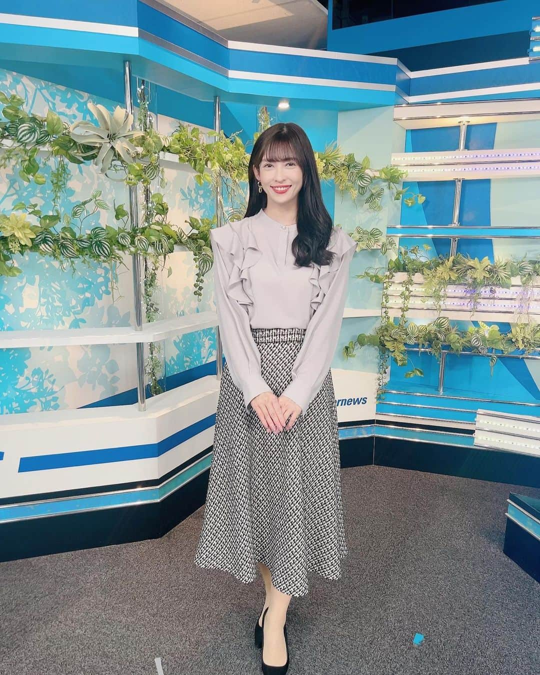 山岸愛梨のインスタグラム：「\ 番組衣装と金環日食特番のお知らせ / ✳︎tops&skirt: @couturebrooch_official ✳︎accessories: @accessories_blossom_jp  ツイードスカートを合わせると一気に秋らしくなりますね🍂ゴールドの大ぶりイヤリングも華やかでした。  イラスト天気予報のコーナーへの感想もたくさん届いています。日食がテーマでしたが、お楽しみいただけましたか？👀🎨  このあと、日付変わって10月15日（日）0:30からは金環日食特番です。今回は日本では見られないので、中継映像でお楽しみくださいね。  晴れますように…😵‍💫  #ウェザーニュース　#ウェザーニュースlive #気象キャスター　#気象予報士」