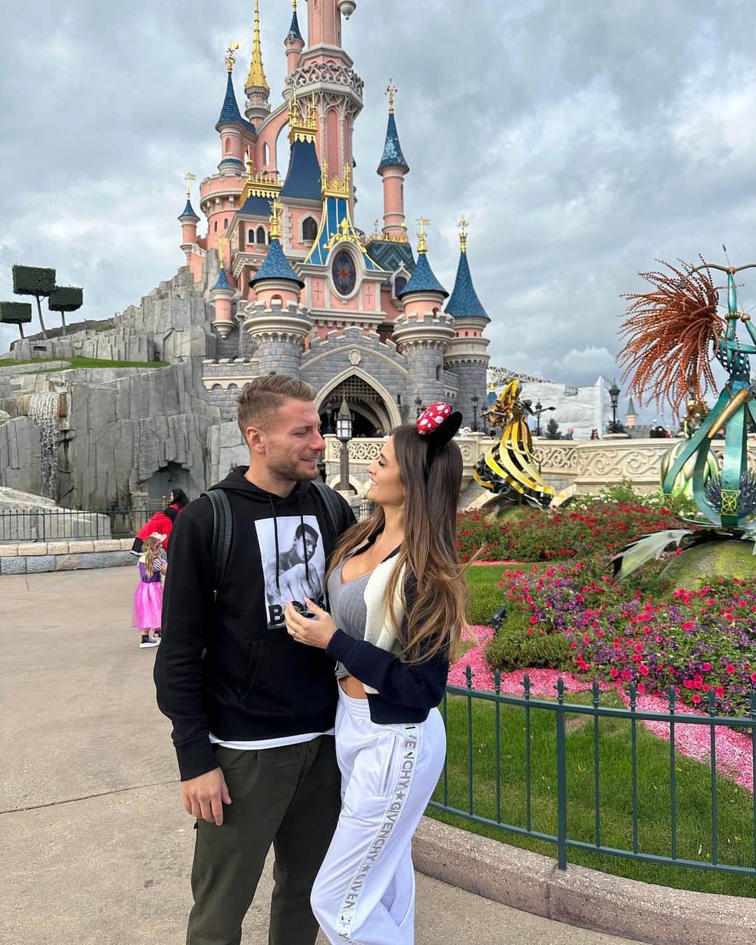 ジェシカ・メレナのインスタグラム：「💓 #disneylandparis #suppliedby」