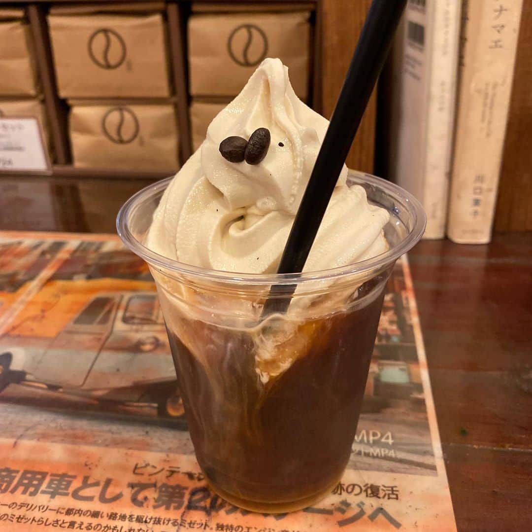 井上富美子のインスタグラム：「近くに行くとつい寄ってしまう豆虎☕️さん  豆を買って モカリッチフロートを飲むのが定番です  アイスコーヒーが冷える季節になってきたけれど やっぱり飲んでしまう私  コーヒーの良い香りと レトロな店内に癒される😌  店員のお兄さんによると 店長さんが純喫茶がお好きな方だそうで  可愛いにゃんこや キューピーさん(写真撮り忘れた)など  レトロなもの どこか懐かしいもので 溢れています  #豆虎 #珈琲 #モカリッチフロート #赤坂焙煎所 #赤坂」