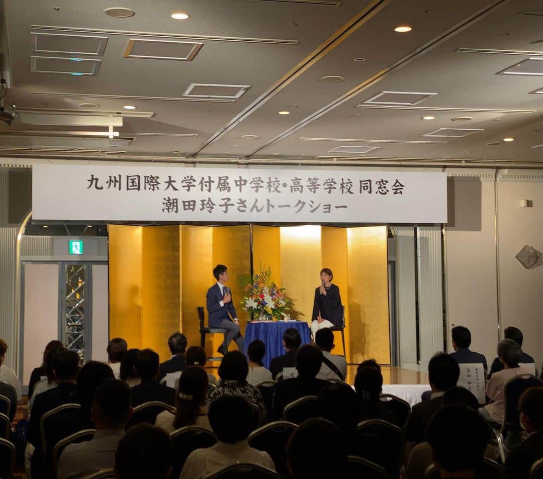 のインスタグラム：「本日は母校九州国際大附属高校同窓会総会にてトークショーを行いました🙇‍♀️🙏 そしてそのあとは母校にて在校生の皆さんへのトークショーという2部制でした🙏  2002年に卒業し、オリンピック出場の度に壮行会を開いてもらったのですが、引退してからは初めての訪問でした😊 高校時代のお話をしてるうちに改めて高校の3年間があったからこそ自分を信じて突き進むことができたのだなーと感じることができました🥹 皆さん温かく迎えてくださりとても嬉しかったです🙆‍♀️ トークショー最後は鹿児島国体で不在のはずの恩師明神監督が急遽鹿児島指宿から駆けつけてくださり花束贈呈までしてくださいました😂 後輩の皆さんもありがとうございました💓  トークショーのMCは以前RKBのぞっこん九州という番組で共にMCを務めた佐藤巧アナウンサーでした😊 ありがとうございました🙏  かつて通った高校は素晴らしい高校のままさらに進化してましたし、九国卒業ということと、在校生の皆さんは私の誇りです💓  また母校訪問できるよう私も頑張りまーす🙆‍♀️  #九州国際大付属高校 #トークショー #同窓会総会」