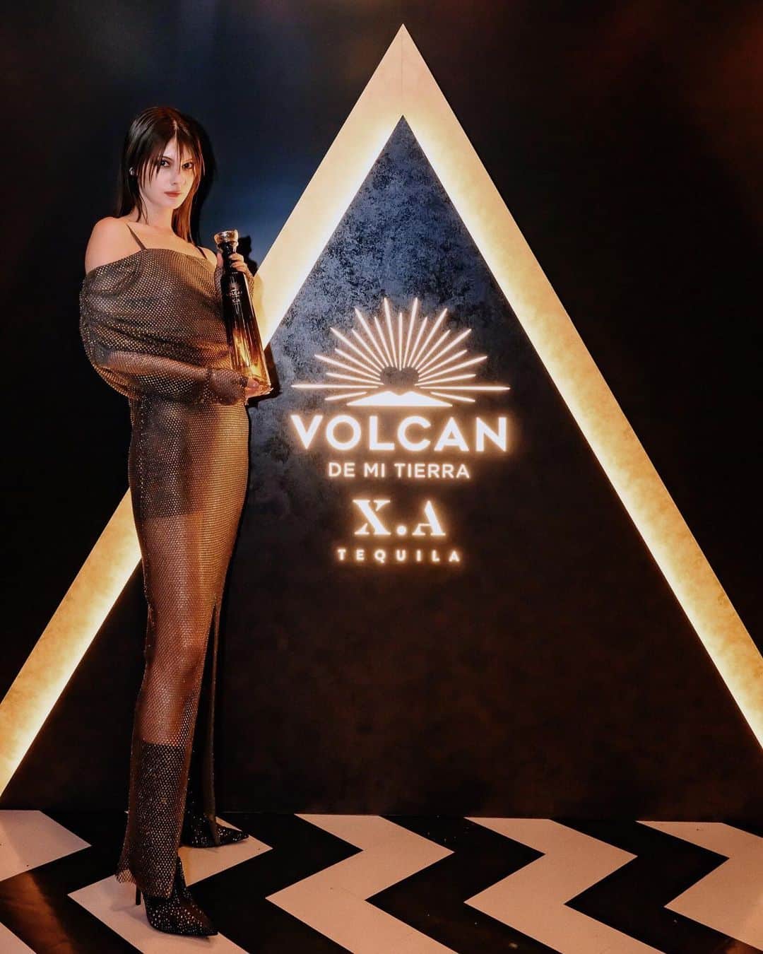 マギーのインスタグラム：「昨夜は、プレステージテキーラ #volcanXA の テイスティングナイトへ🩶🖤  ブルーアガベを100%使用した無添加のテキーラ(本当に贅沢)✨  テキーラ火山の麓に位置する自社蒸留所で製造される数少ないテキーラブランドの一つです🌋  加熱したアガベ、スパイス、バニラやキャラメル、ドライフルーツなどの甘いアロマが絶妙なバランスで調和しています🔥🍫✨  ゆっくりテキーラを味わう機会はなかなかないから、詳しくお話を聞くことができて良かった！  是非お試しください🩶  #VolcanXA #volcantequila #DrinkResponsibly #AD」