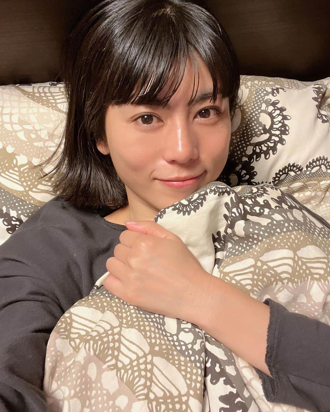 のインスタグラム：「もう半袖は使わないかな～。 そろそろ夏物を一気に洗濯して仕舞おうと思います！ 　 同時に布団カバーもあったかいのに切り替えます☆ 多分今日までだから記念写真（笑） また来年もよろしく～☺︎ 　 明日は#秋華賞 ですね♪ #リバティアイランド の3冠がほぼ確実視されてますね。 どんな強さを見せてくれるか、はたまたそれを阻止する子が現れるのか？！ 楽しみ～☆」