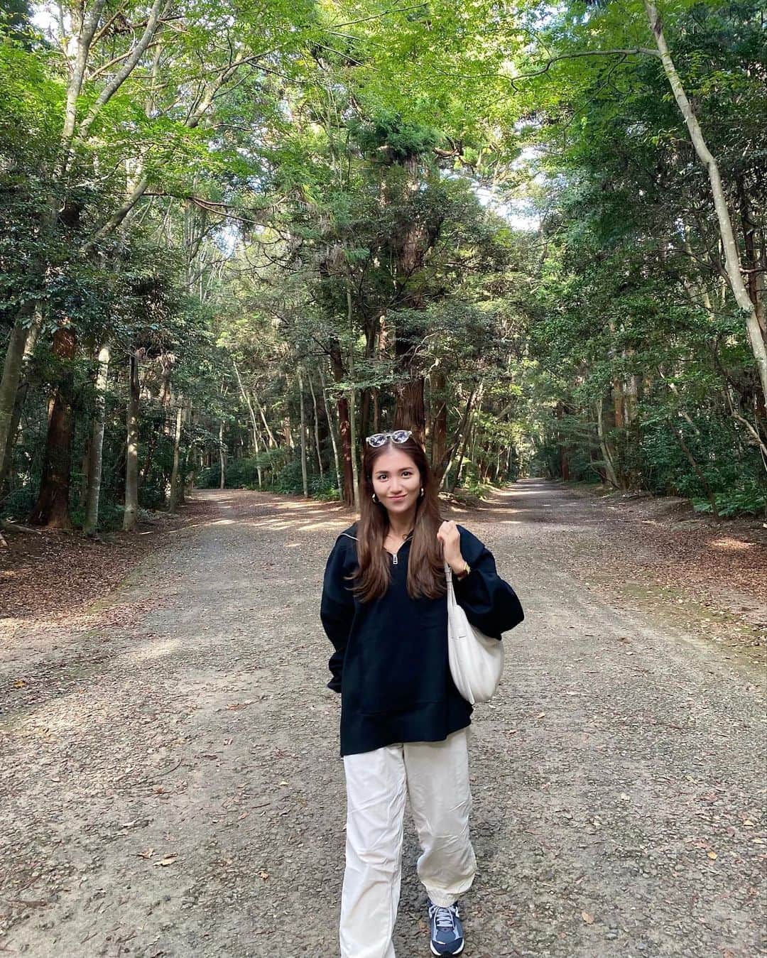 上原歩さんのインスタグラム写真 - (上原歩Instagram)「🌳🍃🙏🍀🪵  Charge♡  日本に３つしかない神宮のひとつ 鹿島神宮  神宮と名のつく場所は どことなく空気感がにています こちらも大好きな場所  久しぶりに行けて とても気持ち良いエネルギーをいただきました ✨  今日は極力携帯をさわらないとつとめた日 携帯ってみてしまうと何かと見えてしまって 気になってしまうので、 こんな時間は定期的にもうけたいと思ったりしました 🦧🎋  ___________________________________  #love #life #loveislove #autumn  #fashion」10月14日 23時25分 - ayumiuehara