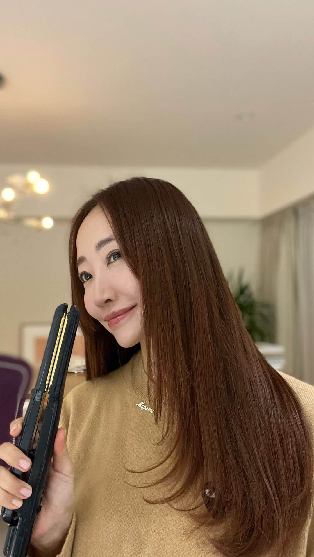 神崎恵のインスタグラム：「・ くせ毛、うねり毛やをつるつるストレートにする方法。 最初は大変そうに見えるけれど、 慣れるととっても楽にできます。  #くせ毛 #うねり髪」