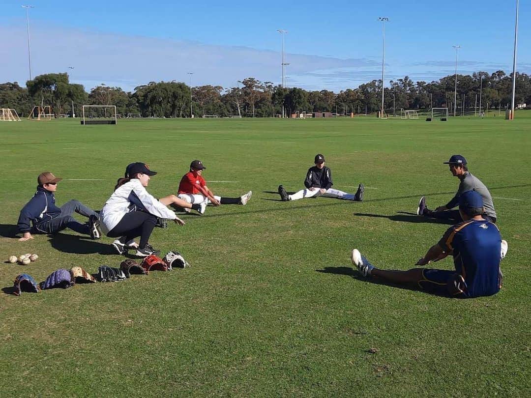 濱矢廣大さんのインスタグラム写真 - (濱矢廣大Instagram)「. 今回、実はオフシーズンの間、初めてパースに住む野球少年、少女たちとオフシーズンプログラムという野球教室を開催しました。  無事に先日すべてのプログラムが終了しましたが、オーストラリアに来て、異国の地でがんばる子どもたちと一緒に野球をすることで、改めて野球の素晴らしさを実感することが出来ましたし、僕自身の成長にも繋がり、特別な時間に心から感謝しています。  しかし、そんな素晴らしい経験をさせてくれたパースを離れて次のステージに向かうことになりました。 皆さんお忙しい中にも関わらず、僕のために壮行会を開いてくださり、最後まで保護者の方々にも大変お世話になりました。  海外のリーグでプレイをするようになってから3年が経ちましたが、応援して下さる人たちのためにやっぱりまだまだがんばってマウンドに上がり続けていきたいと思います！  今後のことはまた改めて報告させていただきます。 ありがとうございました。 　　　　　　　　　　　 Kodai  Hamaya」10月14日 23時35分 - kodaihamaya_official