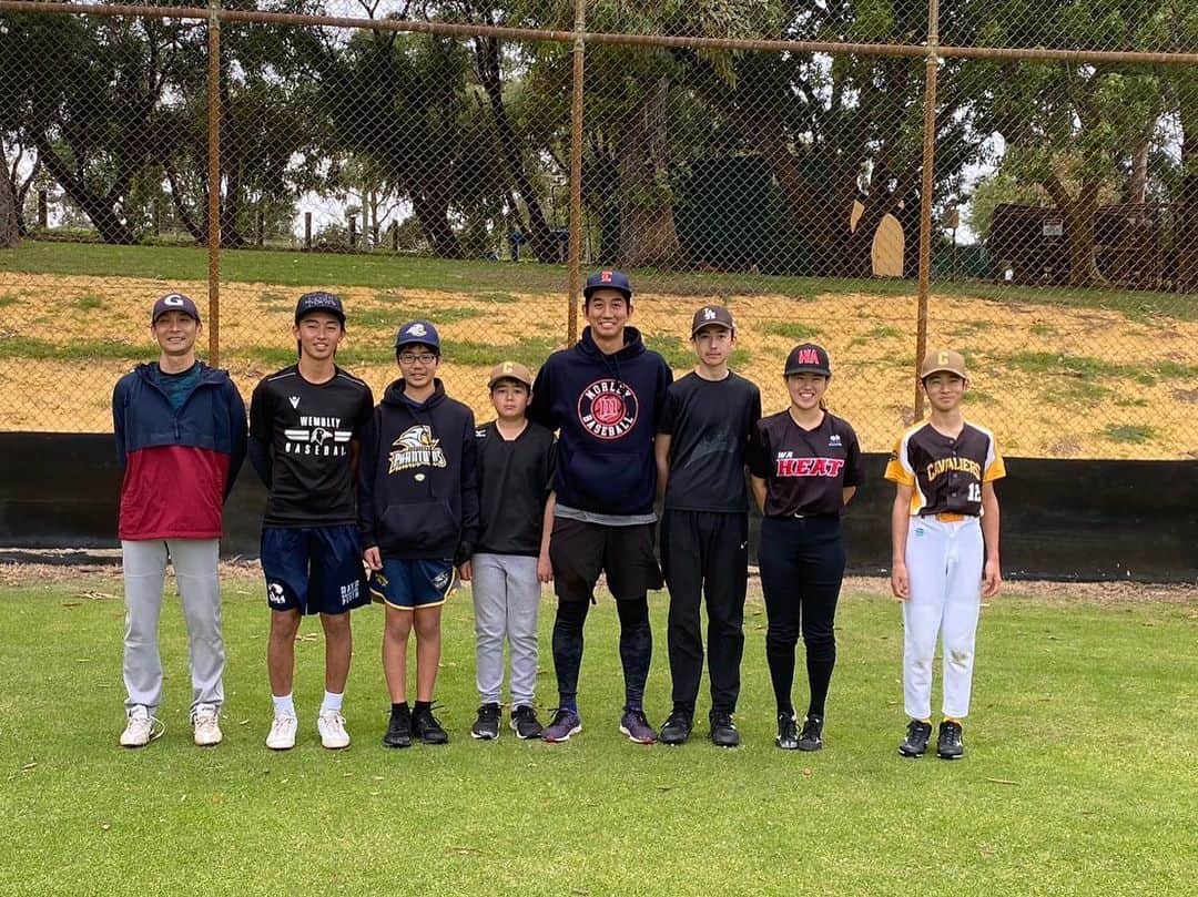 濱矢廣大さんのインスタグラム写真 - (濱矢廣大Instagram)「. 今回、実はオフシーズンの間、初めてパースに住む野球少年、少女たちとオフシーズンプログラムという野球教室を開催しました。  無事に先日すべてのプログラムが終了しましたが、オーストラリアに来て、異国の地でがんばる子どもたちと一緒に野球をすることで、改めて野球の素晴らしさを実感することが出来ましたし、僕自身の成長にも繋がり、特別な時間に心から感謝しています。  しかし、そんな素晴らしい経験をさせてくれたパースを離れて次のステージに向かうことになりました。 皆さんお忙しい中にも関わらず、僕のために壮行会を開いてくださり、最後まで保護者の方々にも大変お世話になりました。  海外のリーグでプレイをするようになってから3年が経ちましたが、応援して下さる人たちのためにやっぱりまだまだがんばってマウンドに上がり続けていきたいと思います！  今後のことはまた改めて報告させていただきます。 ありがとうございました。 　　　　　　　　　　　 Kodai  Hamaya」10月14日 23時35分 - kodaihamaya_official