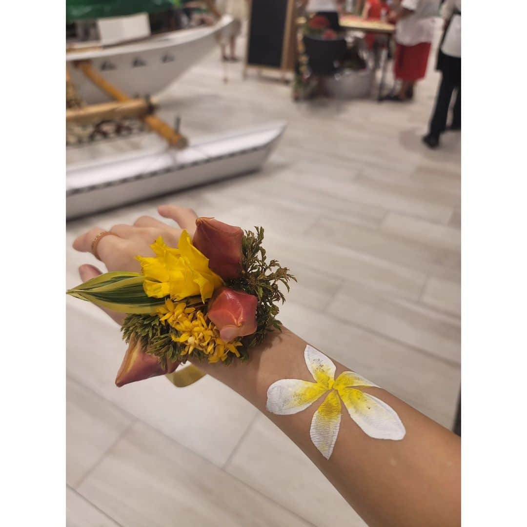 ハン・スヨンさんのインスタグラム写真 - (ハン・スヨンInstagram)「1. 만개한 여름을 떠나보내며 🌼 2. 꽃팔찌 made by Soo Yeon 💐 3. 깊은 울림 .. #여덟개의산 👍 #영화추천 4. 말씀으로 위로받고 배우며 #도서추천  #수고하고애쓰는그리스도인들에게  5. 3일 내내 먹어도 질리지 않는 팟타이  6. 4살 조카의 호텔식 수건 개기 .. 🤣 7. 국가보훈부 추석 선물 ^^ 8. 가끔은 혼자 훌쩍 떠나버리기 9. Freedom in ocean 💙  10. Beautiful view  #한수연」10月14日 23時29分 - april_hansooyeon