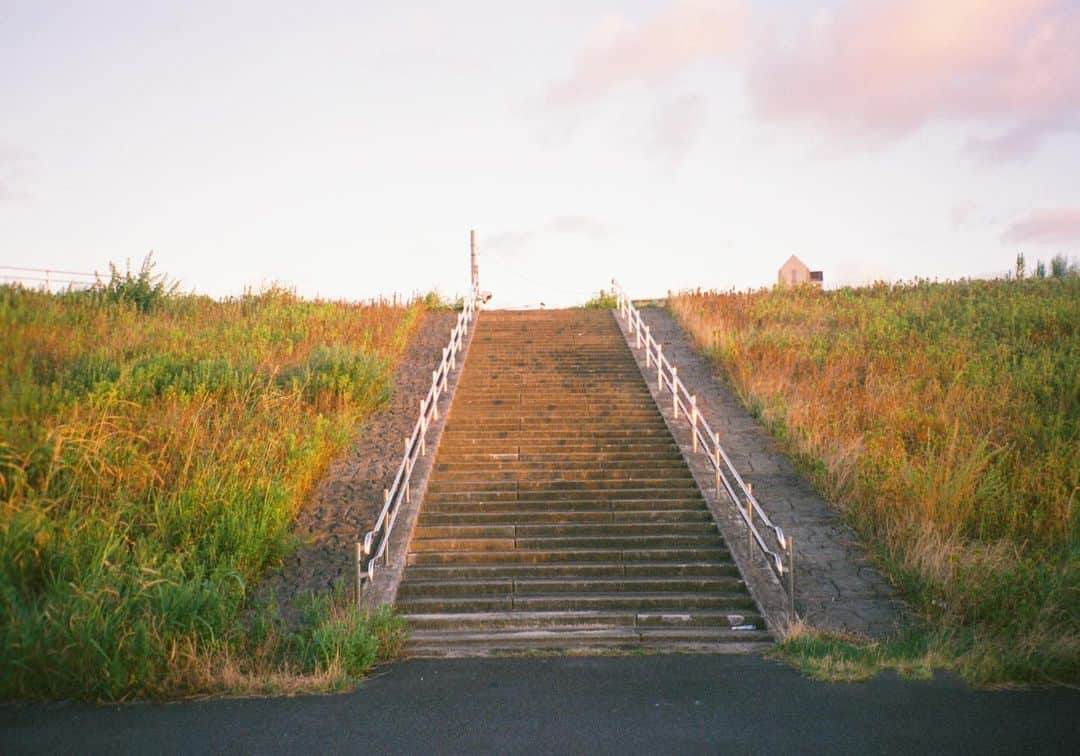 麻絵さんのインスタグラム写真 - (麻絵Instagram)「いつだかの散歩。 夕方から夜に向かっていくわずかな間にころころと変わっていく空が美しくいつまでも見てられた。とても良い時間だった、な。  #麻絵カメラ #フィルムカメラ」10月14日 23時31分 - asaesan
