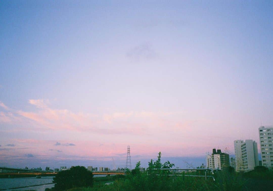 麻絵さんのインスタグラム写真 - (麻絵Instagram)「いつだかの散歩。 夕方から夜に向かっていくわずかな間にころころと変わっていく空が美しくいつまでも見てられた。とても良い時間だった、な。  #麻絵カメラ #フィルムカメラ」10月14日 23時31分 - asaesan