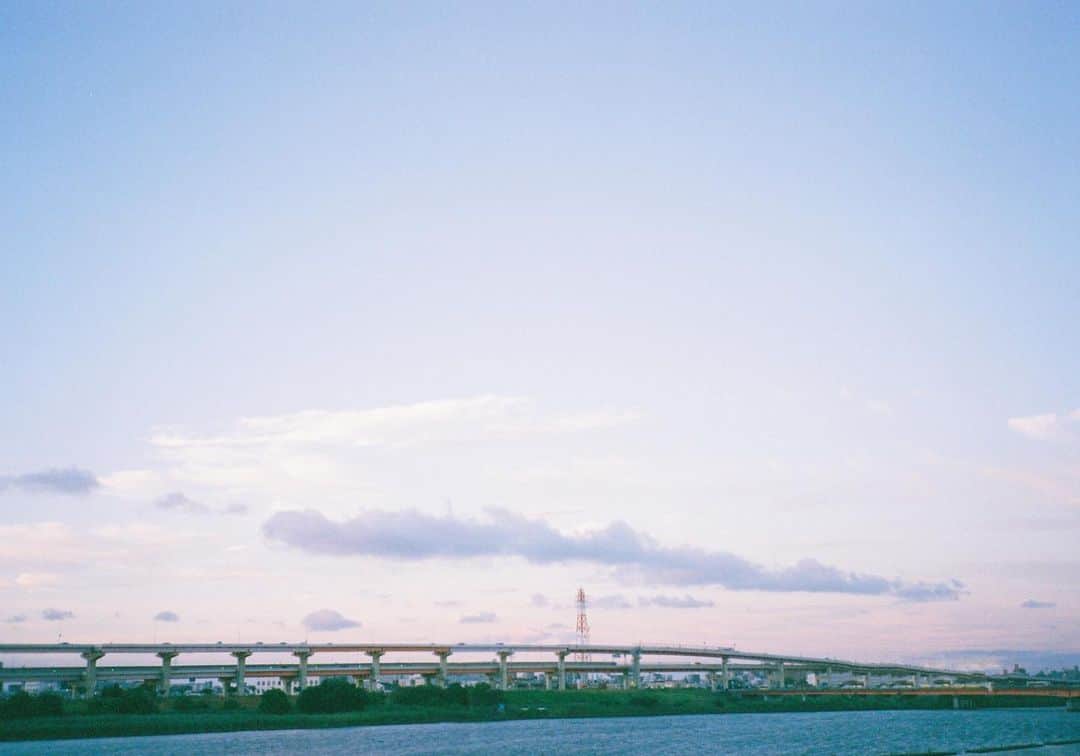 のインスタグラム：「いつだかの散歩。 夕方から夜に向かっていくわずかな間にころころと変わっていく空が美しくいつまでも見てられた。とても良い時間だった、な。  #麻絵カメラ #フィルムカメラ」