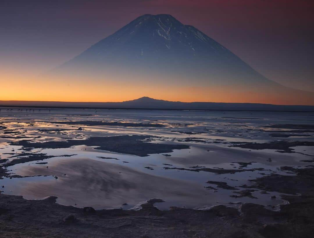 Keith Ladzinskiさんのインスタグラム写真 - (Keith LadzinskiInstagram)「The Atacama’s #Licancabur volcano, double exposed over the purple horizon at twilight.」10月14日 23時36分 - ladzinski