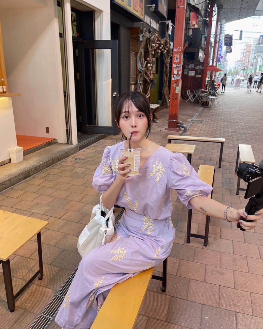鹿の間のインスタグラム：「最近寒くなってきましたね🛀🏻 大好きな季節なので外出るだけで幸せ🍂  今週はYouTubeのチャンネル登録者様が80万人突破しました🪄いつもありがとうございます♡春からギターを始めて少し弾けるようになったので今日動画でちょこっと披露してみました..笑。まだコードもちゃんと抑えられない初心者だけどみんなが背中押してくれて挑戦できたことだから感謝を伝えたかったです🎸  大人になってゆっくり趣味を楽しむ時間が減ってしまったけど、時間作って新しいことに挑戦するとなんか毎日が楽しく感じるしデジタルデトックスにもなるからやってよかった🌱  今年は〝自分探しの年〟にしていたので沢山挑戦して経験して自分が何をしたらワクワクするか探りながらマイペースに生きてます！  へたぴギターだけど誰かの背中押せると良いな！  大量に写真載せてごめんねー！ 9月の私一気に載せ🦌 （何枚目が好き？）  10月も自分をたっぷり愛して楽しく過ごしましょ〜う」