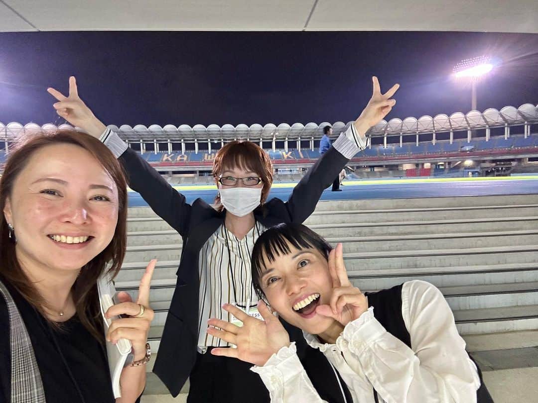 児玉美保のインスタグラム：「今日の等々力競技場⚽️  めちゃめちゃ久しぶりにレジーナのスタジアムMCであり、Jリーグ中継ピッチリポーターとして盟友の#掛本智子 in the house🤩！  優勝を掴んだ掛本ちゃんもおめでとう🎊 　 そして今日一日MCから実況までこなした我らがスーパーアグレッシブウーマン #安田美香 みかリンもお疲れ様〜😄👏🏻  WEリーグはピッチ外も女性活躍の現場です👍」