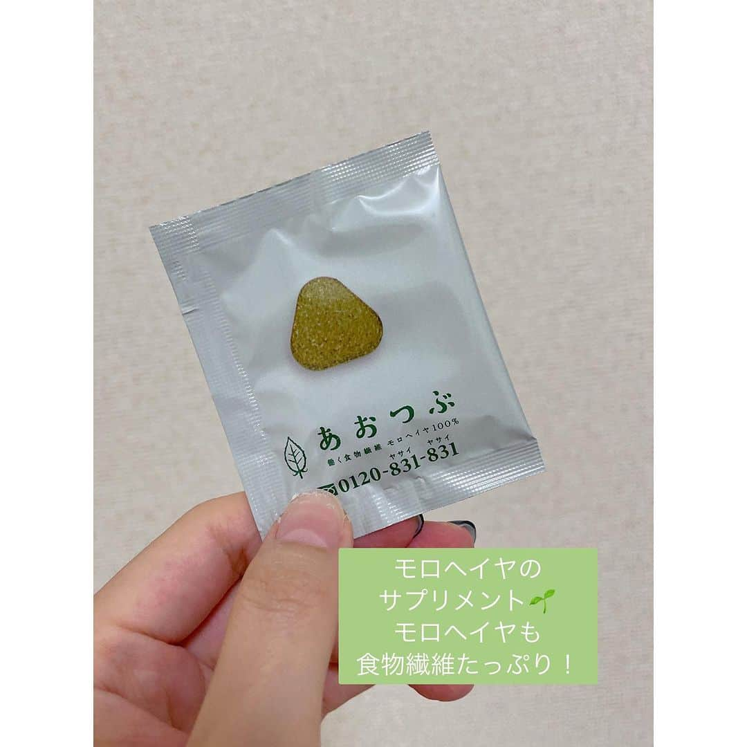 佐々木瞳さんのインスタグラム写真 - (佐々木瞳Instagram)「【腸活🌱食物繊維たっぷり】  きょうは腸活を意識した、食物繊維たっぷりごはん˚✧₊⁎❝᷀ົཽ≀ˍ̮ ❝᷀ົཽ⁎⁺˳✧༚  まずは @hishiya_natto ひしや納豆。この納豆、たまたま出会ったんだけど、今まで食べた納豆の中で1番美味しかった🤤✨ 以前、納豆の専門店に行って10種類くらい食べ比べしたり、スーパーで新しい納豆見つけたら試してみたりしていたんですが、正直納豆に関して味の違いがなかなか分からなかったの🤦🏼‍♀️  でもこの納豆食べた瞬間びっくり！！大豆の味も濃くて、タレも美味しくて、粘りも強くて、とっても美味しかったです˚✧₊⁎❝᷀ົཽ≀ˍ̮ ❝᷀ົཽ⁎⁺˳✧༚1つ200円でちょっと高いけれど納得の美味しさ✨  納豆は水溶性食物繊維と不溶性食物繊維がどちらも含まれていて、腸活に最適！  玄米ご飯で不溶性食物繊維をとりつつ、きのこ鍋で水溶性食物繊維をとって、  最後は @aotsubu_moroheiya  のモロヘイヤのサプリメント🌱モロヘイヤって、水溶性食物繊維だけじゃなく、 ビタミンAに変換されるβ-カロテンやビタミンCも豊富で、肌のカサつきや肌荒れの改善にも効果があるんだって˚✧₊⁎❝᷀ົཽ≀ˍ̮ ❝᷀ົཽ⁎⁺˳✧༚目指せ、健康&美肌！  #発酵 #発酵おうちごはん #lifestyle #発酵食品 #麹 #koji  #発酵おうちおやつ #ダイエット #体質改善 #栄養 #腸活 #発酵文化 #hakko #朝食 #美腸 #美容 #healthy #美肌 #腸内環境 #お砂糖代わりに #日本の知恵 #発酵糀 #腸からキレイ #納豆 #納豆菌 #食物繊維 #水溶性食物繊維 #不溶性食物繊維 #腸活生活」10月14日 23時40分 - hitomihappygirl1026