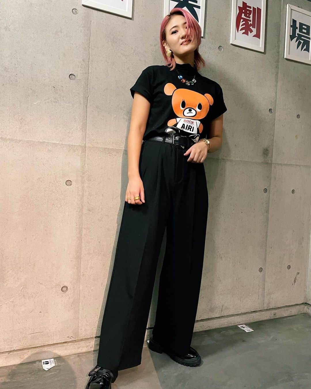 武藤愛莉のインスタグラム：「本日もライブでした！！  足を運んで下さった皆様 配信をご覧になって下さった皆様  本当にありがとうございました🥰  AIRI BEAR 大好評で 凄く嬉しいです！！✨  ライブで、このTシャツを着て応援して下さる方が増えるのかな？？  と思うとテンション上がります🫶  また、お待ちしております〜！！」