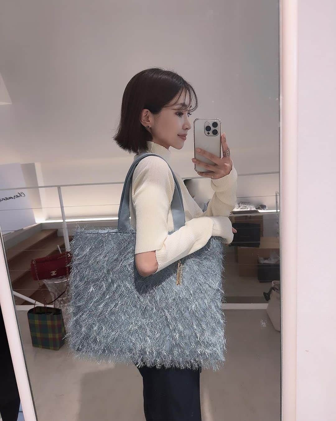 喜田彩子さんのインスタグラム写真 - (喜田彩子Instagram)「⁡ ⁡ カラフルなLINTON社の ツイードを使用したBAGが大人気の　@charmant_sac と アイロンいらずでデザイン性の高い イージーケアブラウスの @charmante__femme の展示会へ🇬🇧✨ ⁡ シャルマントサックで人気の フリンジ生地のFringe ToteのグレーをGET🩶🩶🩶 ⁡ サイズをすっごく迷ったけど 肩掛けも出来る大サイズにしたよっ！！ 1泊旅行も行けるくらい大容量で 内側には片面全体の大ポケットと 小物を入れられる小ポケットもあるので使いやすそう𓂃❁ ⁡ ⁡ #CharmantSac #CharmanteFemme #シャルマントサック #BAG #newBAG #お買い物 #shopping」10月14日 23時42分 - ayacokida