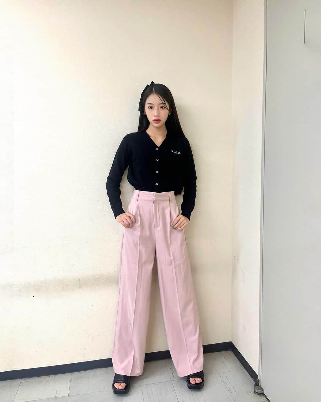 天翔天音のインスタグラム：「‪♡  ストーリーであげた時に反応があった私服🖤🎀  ピンクパンツお気に入りなの❥  #天翔天音 #05 #fashion #ootd #ljk #code #私服 #amanestyle #ロングヘア  #リボン #asian」