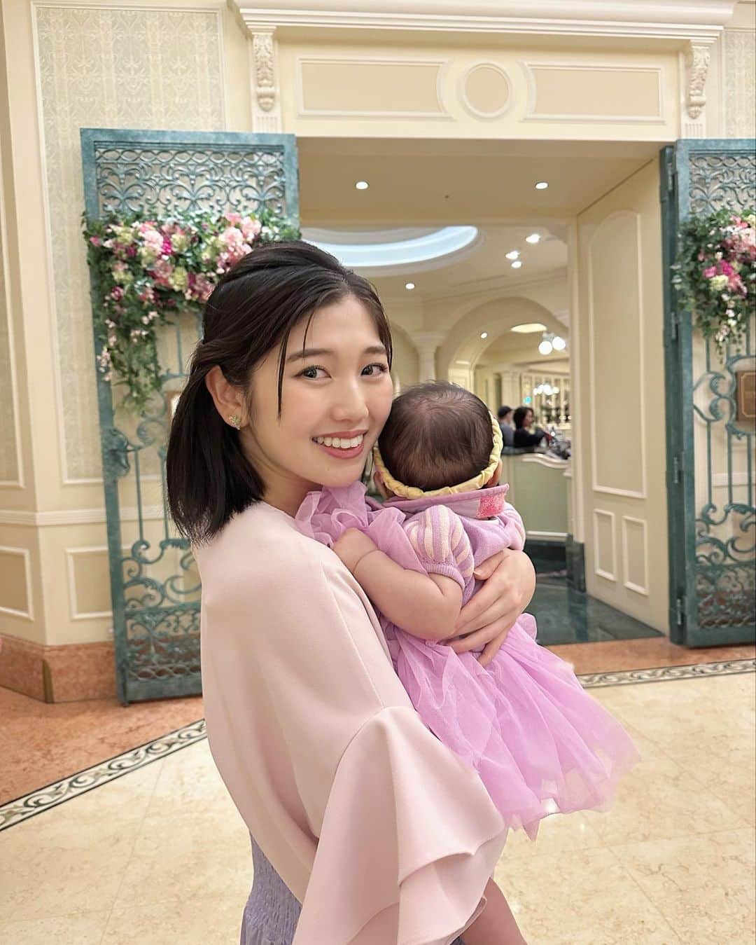 高橋幸さんのインスタグラム写真 - (高橋幸Instagram)「今年の誕生日は娘も一緒に！ この１年も我が家のお姫様と健やかに楽しく過ごせますように😊  #ラプンツェルコーデ  #ディズニーバウンド #シャーウッドガーデンレストラン  #disneybound #disneybaby #rapunzel」10月14日 23時46分 - sachitakahashi8