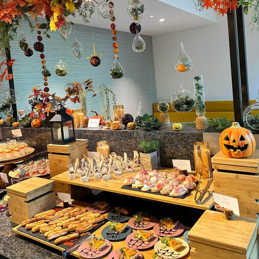 澤野井香里さんのインスタグラム写真 - (澤野井香里Instagram)「#anaクラウンプラザホテル大阪 のハロウィン🎃デザート&ランチブッフェへ♡＾＾ @anacrowneplaza_osaka  ワクワクするハロウィン装飾👻に、お食事からスイーツまで秋の旬の素材がふんだんに使われていたり、デコレーションも可愛いくて美味しいお料理たち👏  デビルエッグのカナッペ🥚や魔女の特製ビーツのスープ🩸、チキンディアブル👿、かぼちゃプリン🎃にモンブランタルト🌰、 さつま芋とリンゴのキャラメリーゼ🍎…etc  大好きなTWGのティーがフリーフロー🫖もゆっくりできて嬉しい🥰  そして、こちらのブッフェはHPから平日4人予約で1人🆓になるみたい🤫🎵  ハロウィン🎃は人気すぎて既に満席だけど、 11月1日 からは美味しい秋のごちそうVer.がSTART✨  12月のクリスマス🎄もたのしみだ🤭💕  優子さんとゆっくりできて楽しいひと時でした♡  #ks_23✨  #ks_osaka✨ #大阪 #西梅田 #北新地 #大阪グルメ #梅田グルメ #グルメ女子 #ハロウィン #ハロウィンブッフェ #ハロウィンスイーツ #anacrowneplaza #カフェインザパーク #大阪ホテルビュッフェ #lefuacloset #LEFUA #レフアクローゼット #レフジョ #レフジョ会 @lefua.closet」10月14日 23時47分 - kaori_sawanoi
