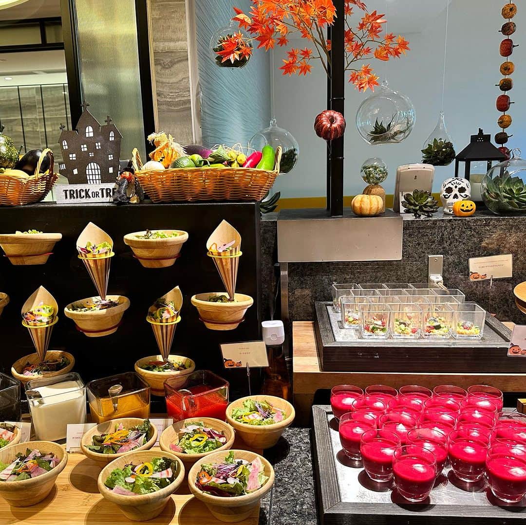 澤野井香里さんのインスタグラム写真 - (澤野井香里Instagram)「#anaクラウンプラザホテル大阪 のハロウィン🎃デザート&ランチブッフェへ♡＾＾ @anacrowneplaza_osaka  ワクワクするハロウィン装飾👻に、お食事からスイーツまで秋の旬の素材がふんだんに使われていたり、デコレーションも可愛いくて美味しいお料理たち👏  デビルエッグのカナッペ🥚や魔女の特製ビーツのスープ🩸、チキンディアブル👿、かぼちゃプリン🎃にモンブランタルト🌰、 さつま芋とリンゴのキャラメリーゼ🍎…etc  大好きなTWGのティーがフリーフロー🫖もゆっくりできて嬉しい🥰  そして、こちらのブッフェはHPから平日4人予約で1人🆓になるみたい🤫🎵  ハロウィン🎃は人気すぎて既に満席だけど、 11月1日 からは美味しい秋のごちそうVer.がSTART✨  12月のクリスマス🎄もたのしみだ🤭💕  優子さんとゆっくりできて楽しいひと時でした♡  #ks_23✨  #ks_osaka✨ #大阪 #西梅田 #北新地 #大阪グルメ #梅田グルメ #グルメ女子 #ハロウィン #ハロウィンブッフェ #ハロウィンスイーツ #anacrowneplaza #カフェインザパーク #大阪ホテルビュッフェ #lefuacloset #LEFUA #レフアクローゼット #レフジョ #レフジョ会 @lefua.closet」10月14日 23時47分 - kaori_sawanoi