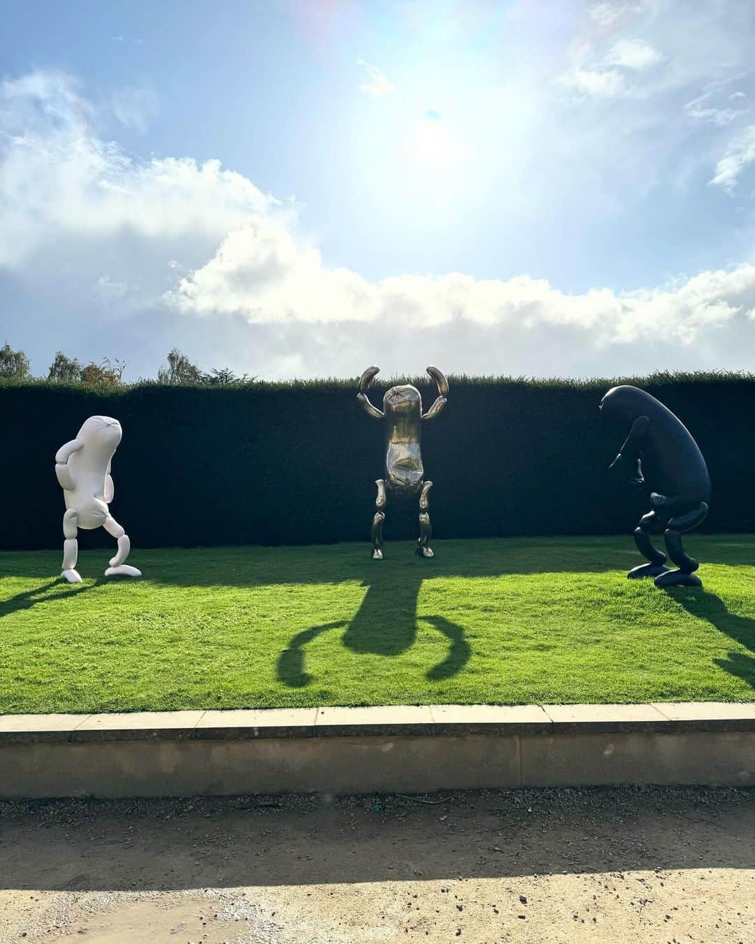 KAWSONEさんのインスタグラム写真 - (KAWSONEInstagram)「So nice to be back at @yspsculpture today with @clare.lilley and @jontywilde who has a shadow the reflects his ego. Great seeing so many pieces by @erwinwurm」10月14日 23時49分 - kaws