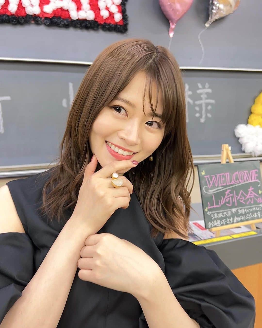 山崎怜奈のインスタグラム：「. 今日は6:28〜名古屋テレビ「ドデスカ！ドようびデス」の生放送が終わってすぐに新幹線に乗り、 13:00〜法政大学多摩キャンパスにてトークショーでした！  母校の学祭にも行ったことがないので、始まるまで 学祭の雰囲気を全く想像できていなかったのですが 楽しくてあっという間の1時間でした！  見に来てくださった皆様、MCのカンフーガールのお二方、多摩祭実行委員の皆様、温かく迎えてくださりありがとうございました！」