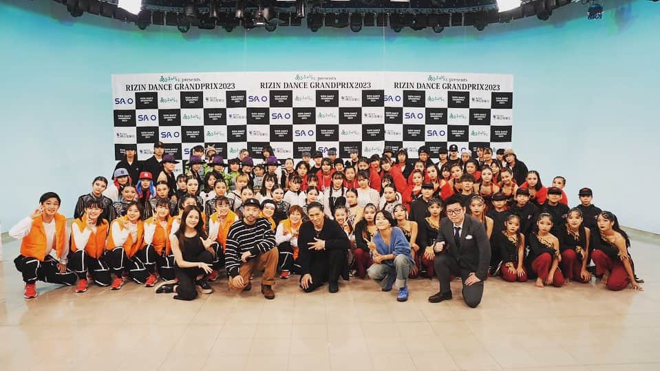 SAMのインスタグラム：「#rizindancegp2023 予選大会 inテレビ埼玉  今回は小学生部門と中高生部門に分かれての開催。  去年にくらべ参加チームも増え、レベルも格段に上がって 熾烈な戦いだった。  惜しくも本線出場ならなかったチームも来年またチャレンジして欲しい。  大晦日の決勝大会が楽しみだ。  ジャッジしてくれた#shuheifootworkz #akosun828 の2人も長丁場ありがとう！  #RIZIN #rizindancegp2023 #テレビ埼玉」